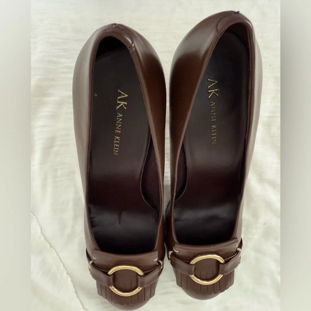 ANNE KLEIN WOMEN’S BROWN LEATHER PUMPS WITH GOLD BUCKLE SIZE 8.5 BRAND NEW - Picture 7 of 11
